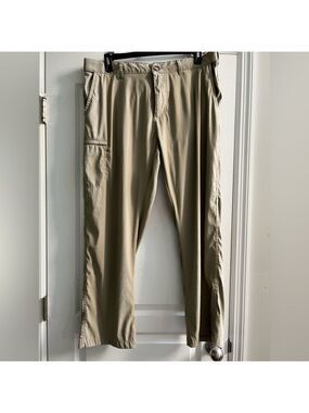 Men’s UB Tech Classic Fit Khaki Cargo Comfort Waist Pants. Size 38x30